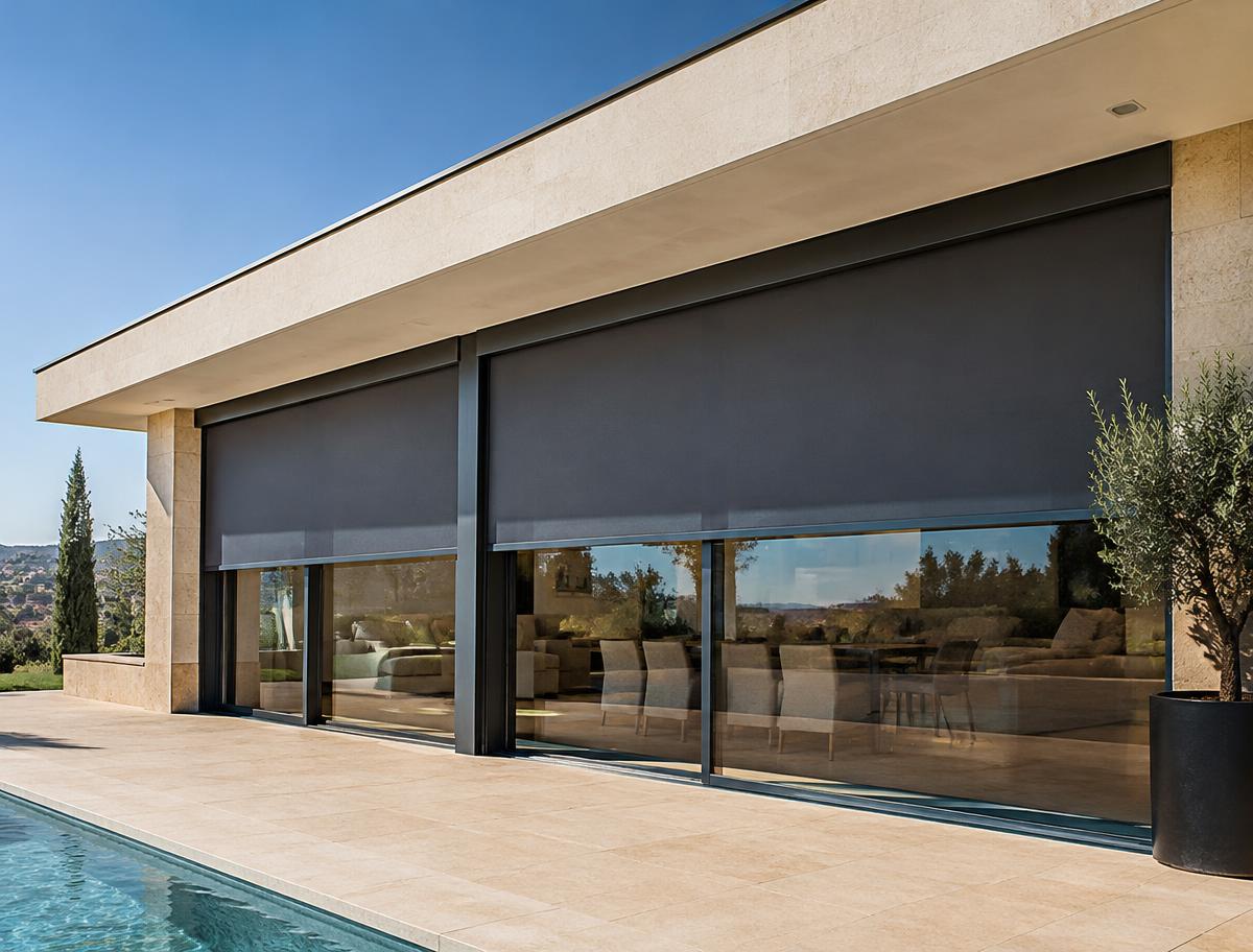 Stores ZIP screen anthracite sur baies vitrées